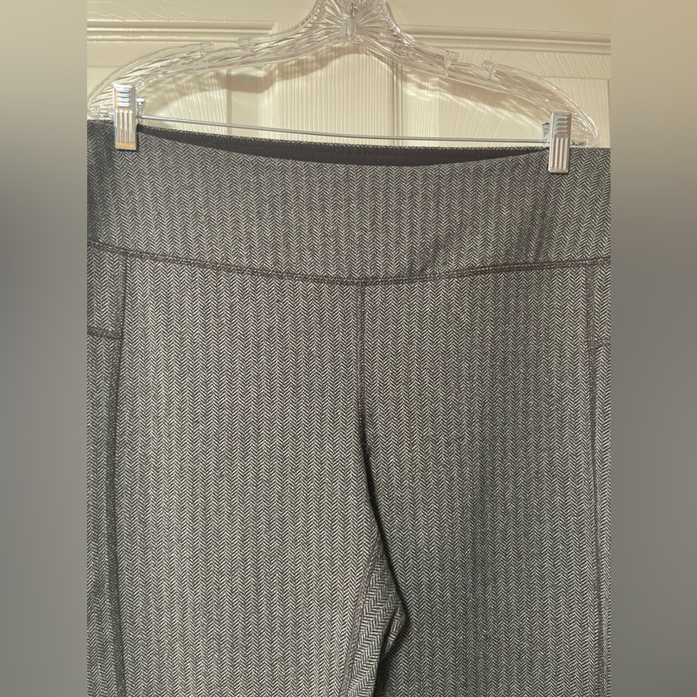 MAURICES In Motion Leggings Grey/Black pattern Plus
Size 2 - Picture 4 of 5